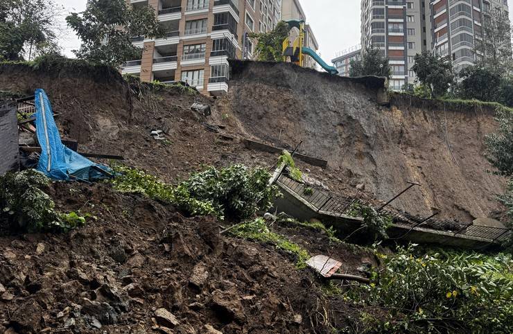 Rize’de, heyelanda sitenin istinat duvarı çöktü 15