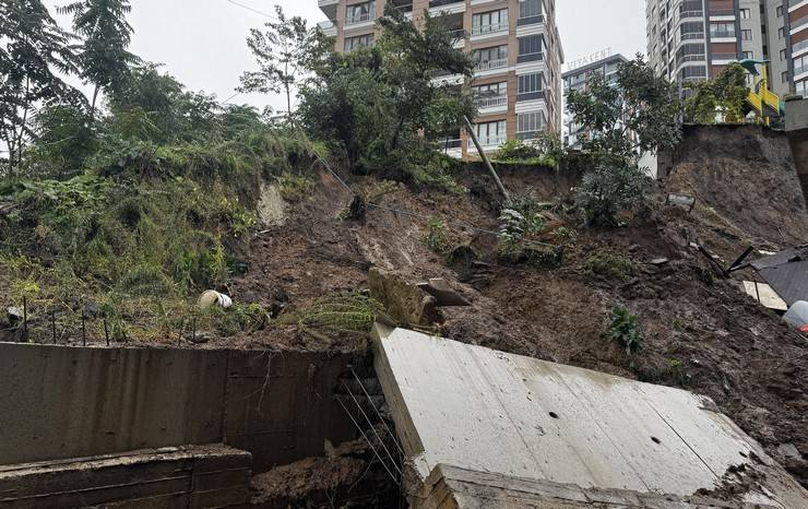 Rize’de, heyelanda sitenin istinat duvarı çöktü 16