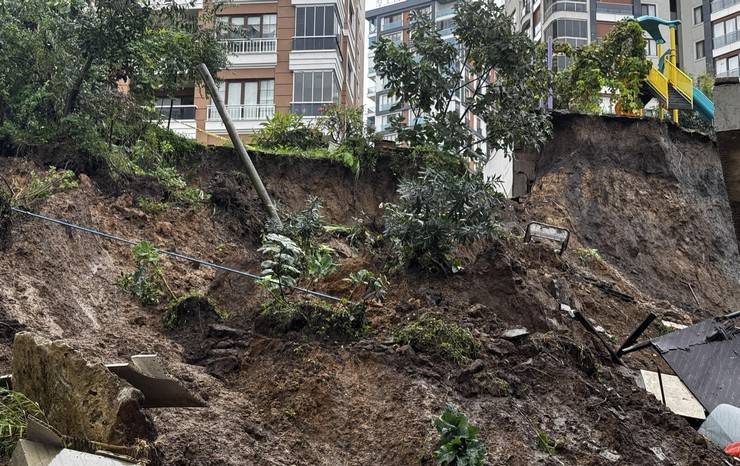 Rize’de, heyelanda sitenin istinat duvarı çöktü 17