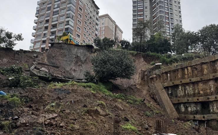 Rize’de, heyelanda sitenin istinat duvarı çöktü 18