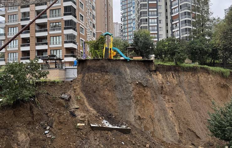 Rize’de, heyelanda sitenin istinat duvarı çöktü 19