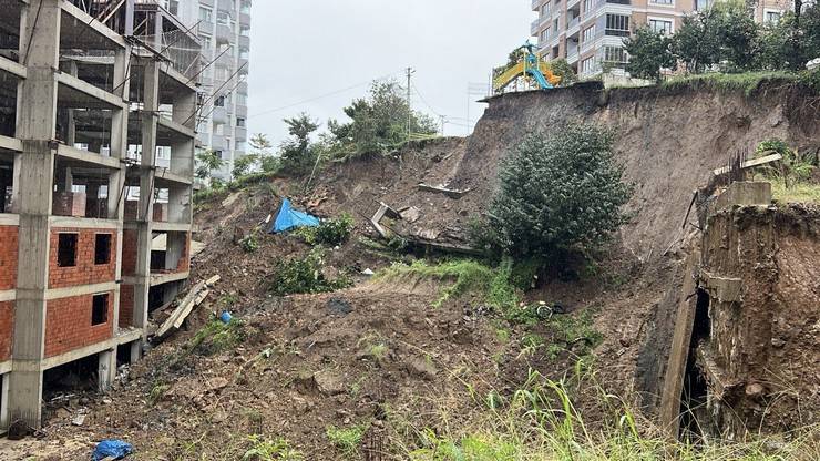 Rize’de, heyelanda sitenin istinat duvarı çöktü 2