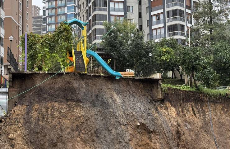 Rize’de, heyelanda sitenin istinat duvarı çöktü 20