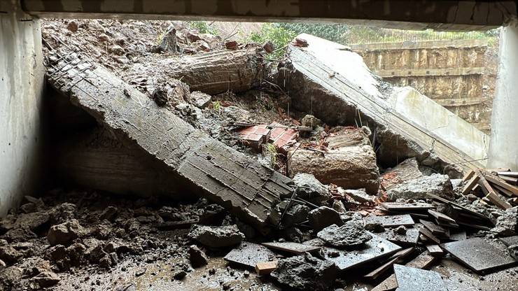 Rize’de, heyelanda sitenin istinat duvarı çöktü 4