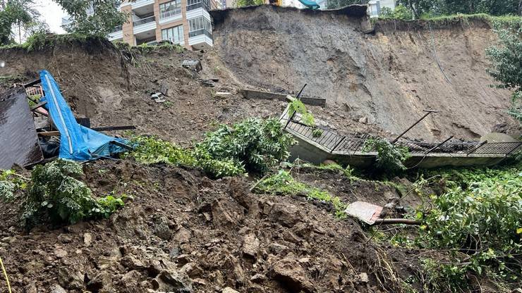 Rize’de, heyelanda sitenin istinat duvarı çöktü 5