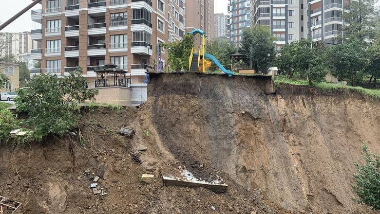 Rize’de, heyelanda sitenin istinat duvarı çöktü 8