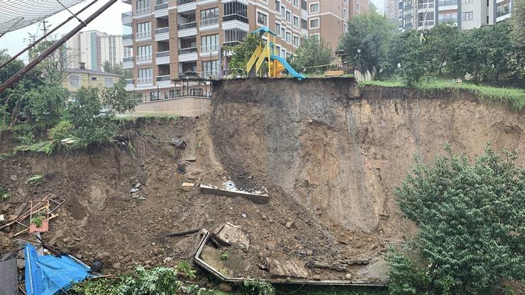 Rize’de, heyelanda sitenin istinat duvarı çöktü 9