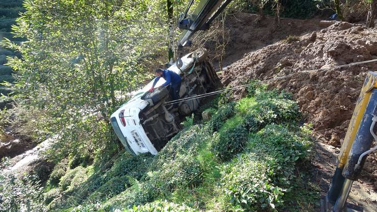 Rize'de heyelan; ahşap ev hasar gördü, minibüs uçuruma sürüklendi 1