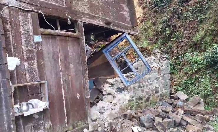 Rize'de heyelan; ahşap ev hasar gördü, minibüs uçuruma sürüklendi 10