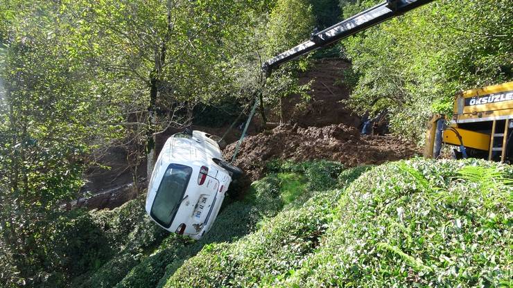 Rize'de heyelan; ahşap ev hasar gördü, minibüs uçuruma sürüklendi 2