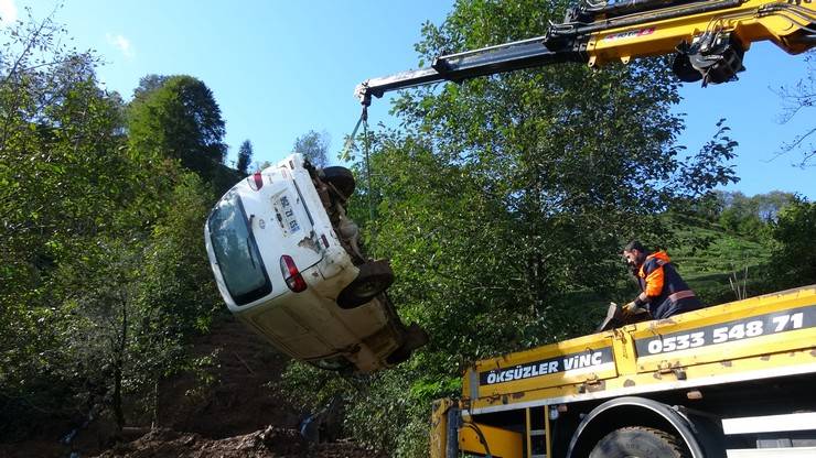 Rize'de heyelan; ahşap ev hasar gördü, minibüs uçuruma sürüklendi 3