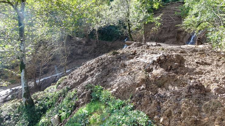 Rize'de heyelan; ahşap ev hasar gördü, minibüs uçuruma sürüklendi 6