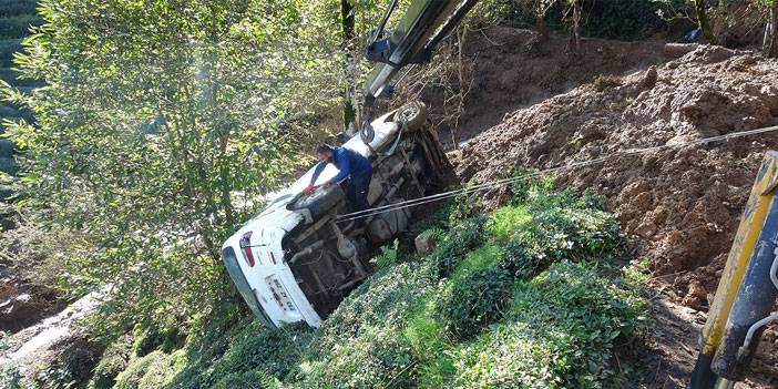 Rize'de heyelan; ahşap ev hasar gördü, minibüs uçuruma sürüklendi