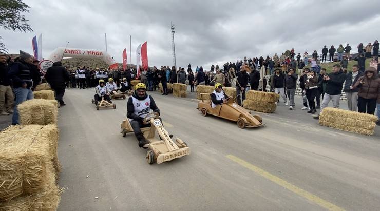 Erzincan’da Formulaz tahta araba yarışları düzenlendi 3