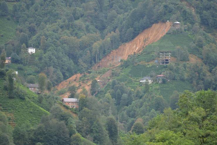 Rize'de heyelan; 2 boş ev toprak altında kaldı 1