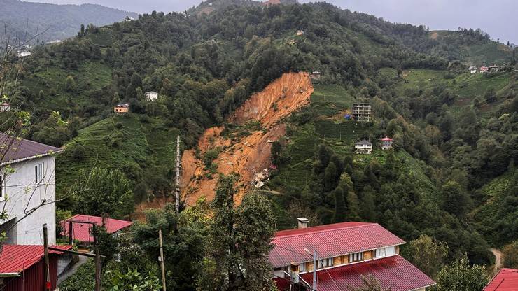 Rize'de heyelan; 2 boş ev toprak altında kaldı 10