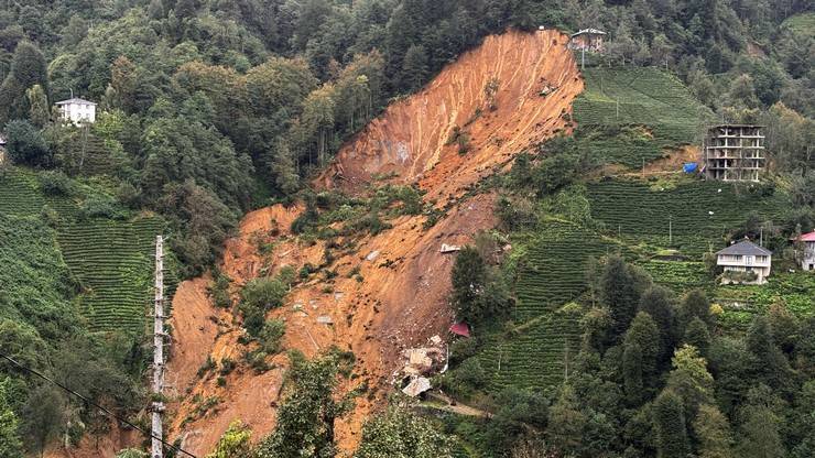 Rize'de heyelan; 2 boş ev toprak altında kaldı 11