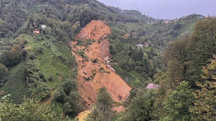 Rize'de heyelan; 2 boş ev toprak altında kaldı 12