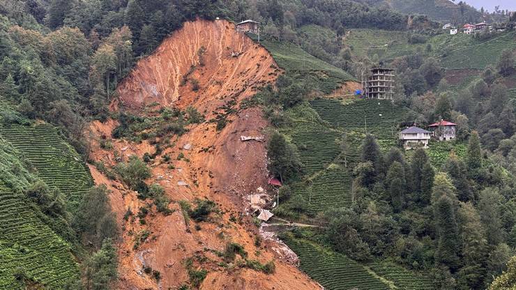 Rize'de heyelan; 2 boş ev toprak altında kaldı 13