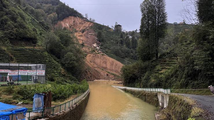 Rize'de heyelan; 2 boş ev toprak altında kaldı 14