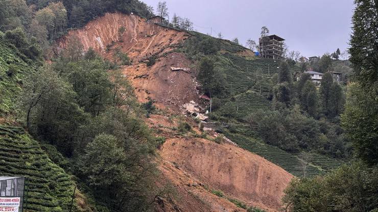 Rize'de heyelan; 2 boş ev toprak altında kaldı 15