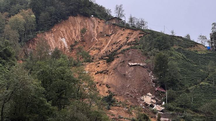 Rize'de heyelan; 2 boş ev toprak altında kaldı 16