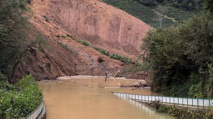 Rize'de heyelan; 2 boş ev toprak altında kaldı 17