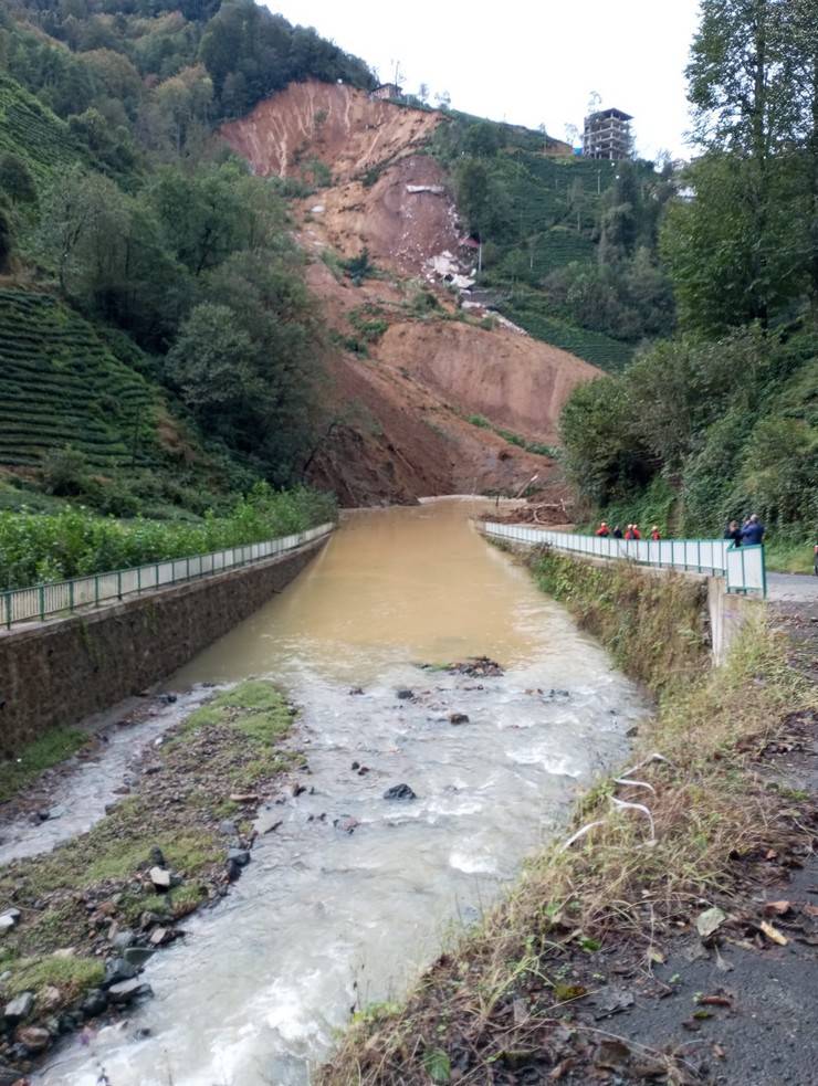 Rize'de heyelan; 2 boş ev toprak altında kaldı 2