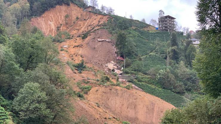 Rize'de heyelan; 2 boş ev toprak altında kaldı 22