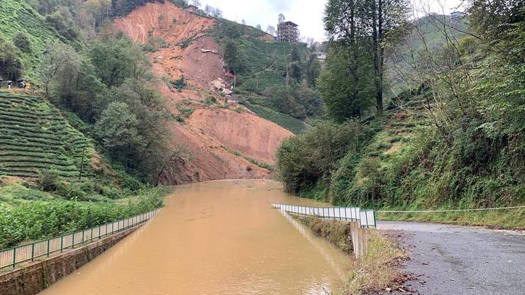 Rize'de heyelan; 2 boş ev toprak altında kaldı 23