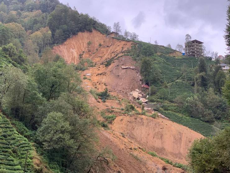 Rize'de heyelan; 2 boş ev toprak altında kaldı 24