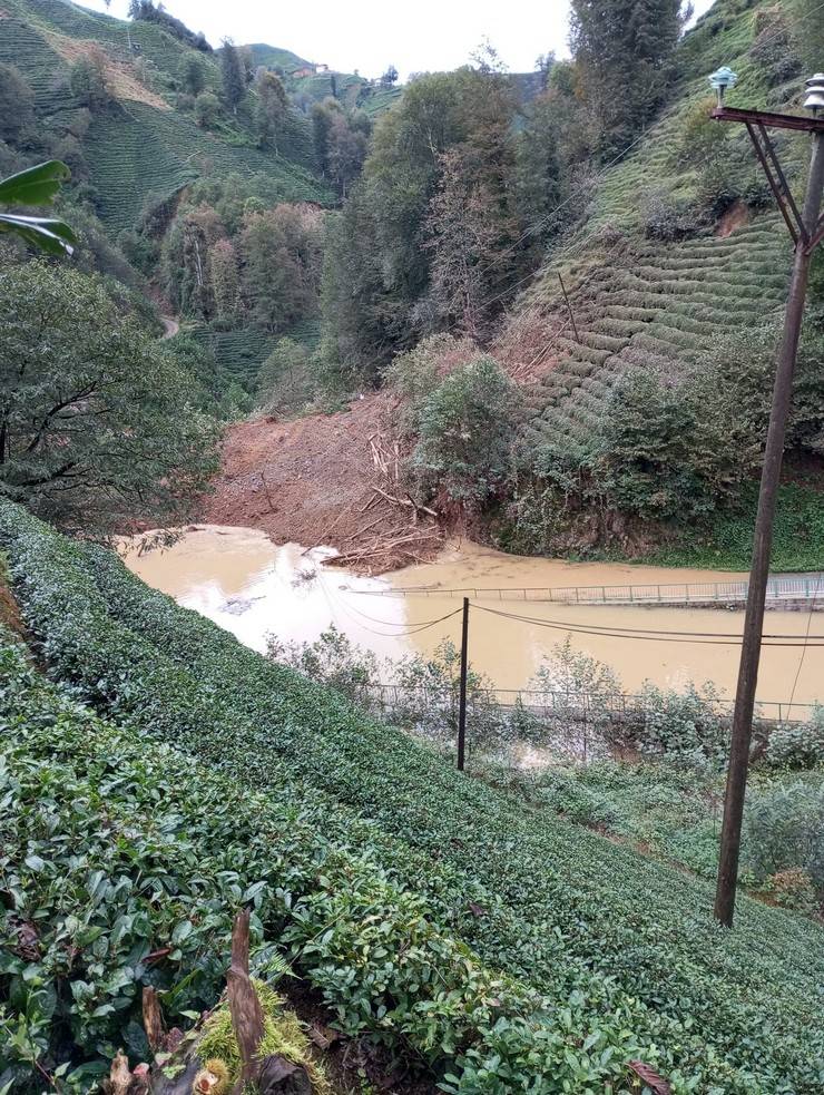 Rize'de heyelan; 2 boş ev toprak altında kaldı 3