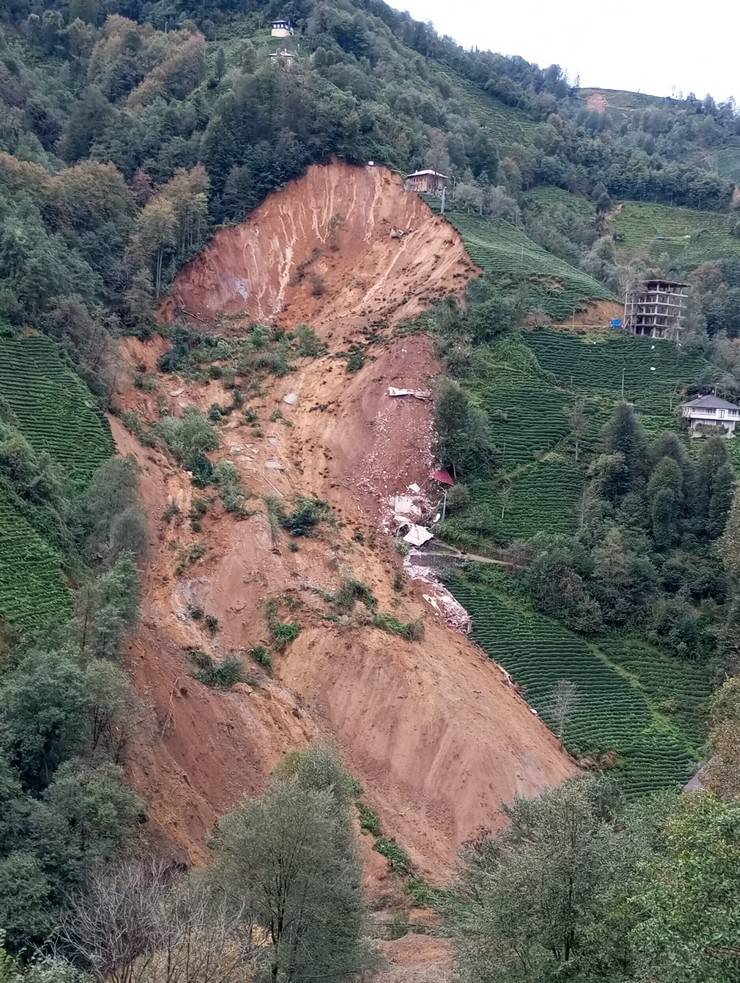 Rize'de heyelan; 2 boş ev toprak altında kaldı 4