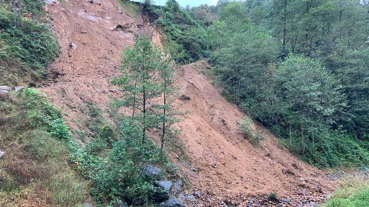 Rize'de heyelan; 2 boş ev toprak altında kaldı 5