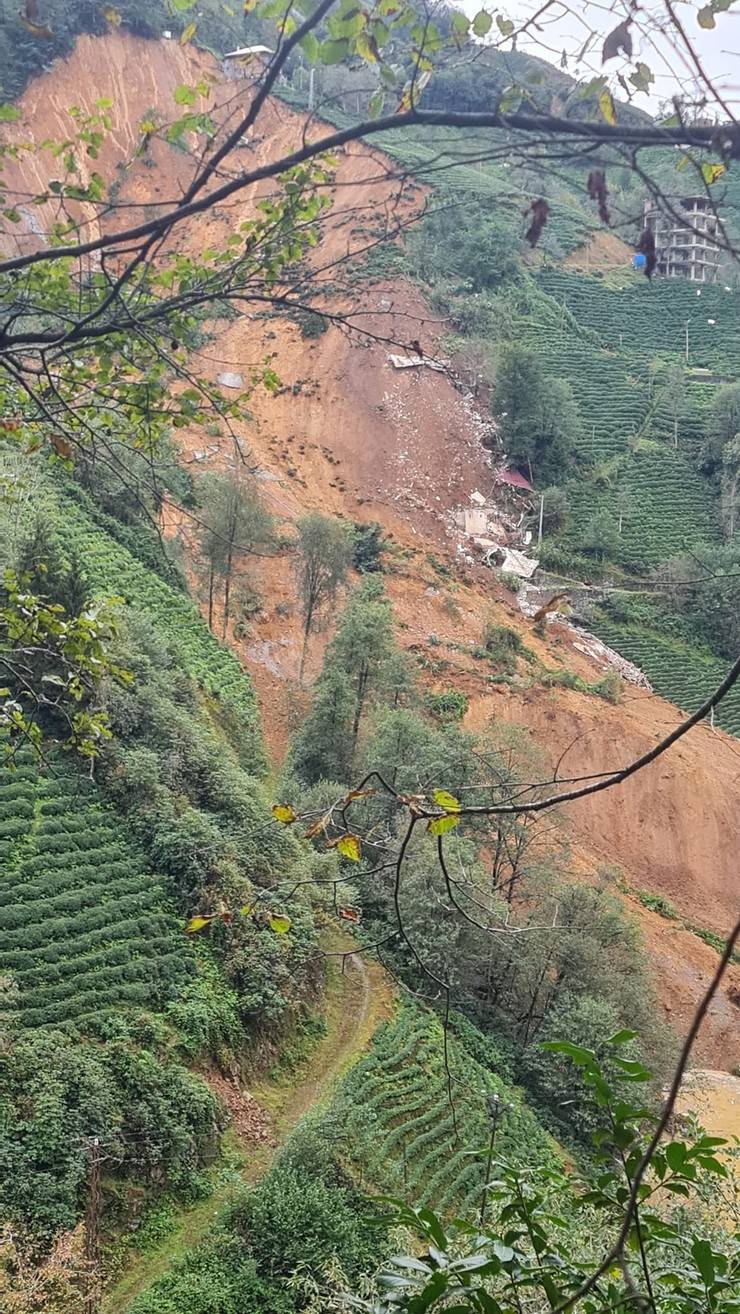 Rize'de heyelan; 2 boş ev toprak altında kaldı 7