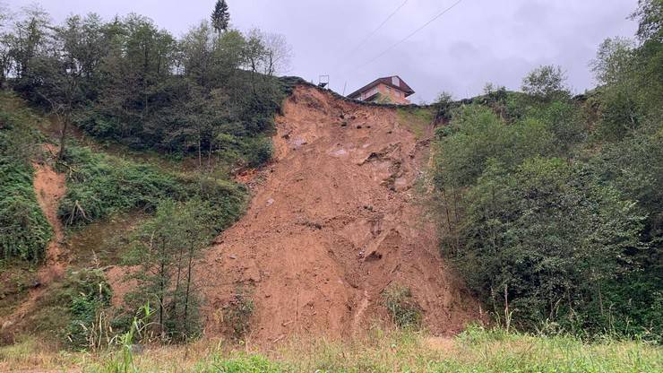 Rize'de heyelan; 2 boş ev toprak altında kaldı 9