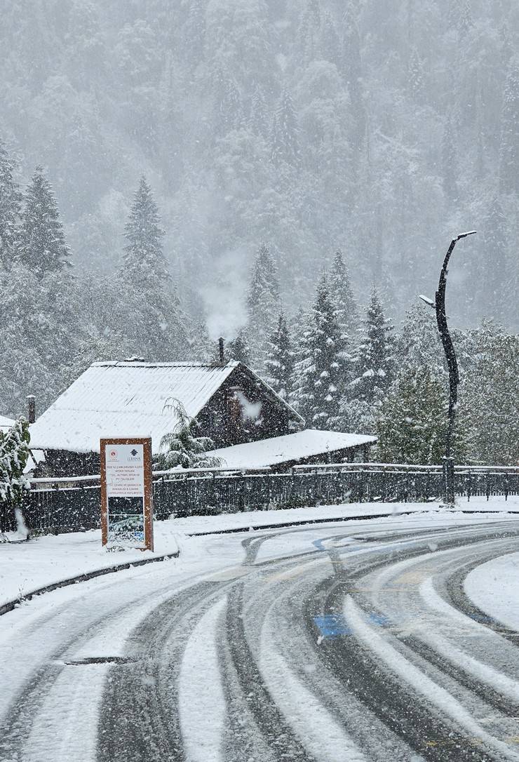 Rize'nin yüksek kesimlerinde kar etkili oldu 10