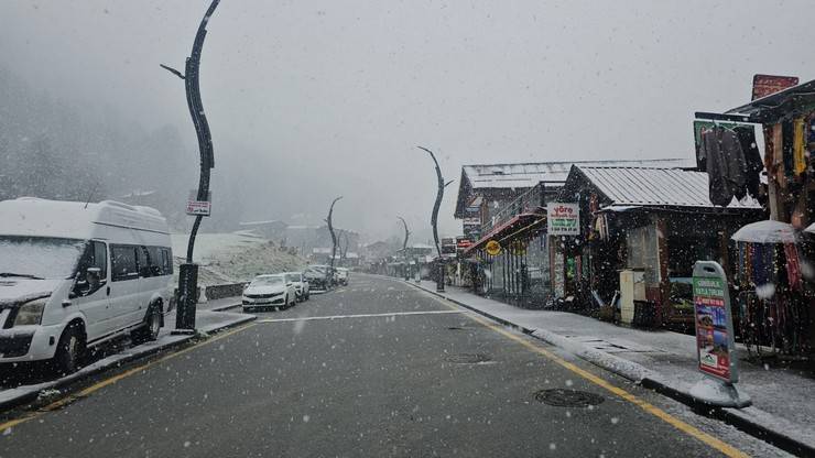 Rize'nin yüksek kesimlerinde kar etkili oldu 13