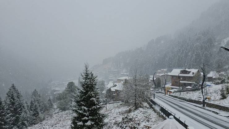 Rize'nin yüksek kesimlerinde kar etkili oldu 5