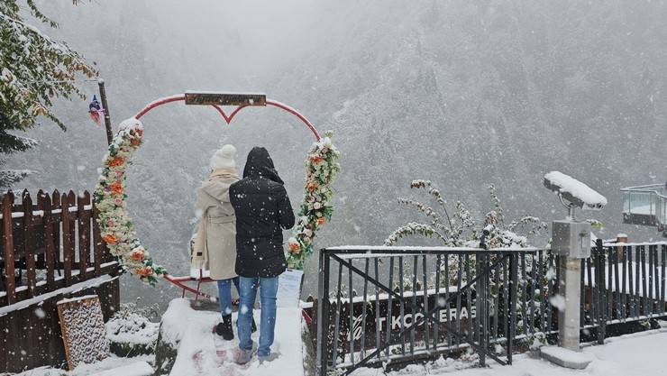 Rize'nin yüksek kesimlerinde kar etkili oldu 8