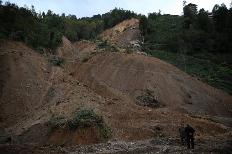 AK Parti Rize Milletvekili Avcı, heyelan yaşanan köyde incelemelerde bulundu 11