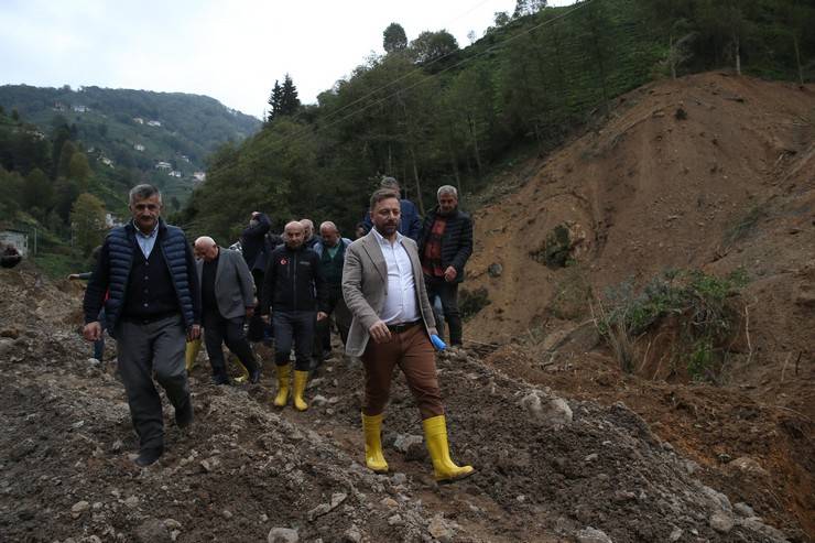 AK Parti Rize Milletvekili Avcı, heyelan yaşanan köyde incelemelerde bulundu 12