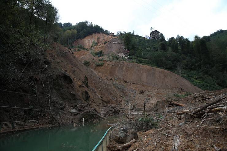 AK Parti Rize Milletvekili Avcı, heyelan yaşanan köyde incelemelerde bulundu 7