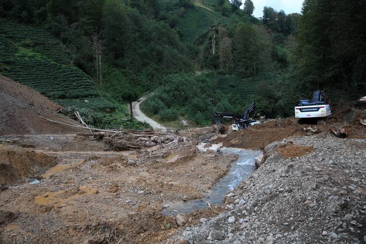 AK Parti Rize Milletvekili Avcı, heyelan yaşanan köyde incelemelerde bulundu 8