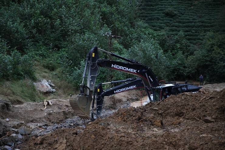 AK Parti Rize Milletvekili Avcı, heyelan yaşanan köyde incelemelerde bulundu 9