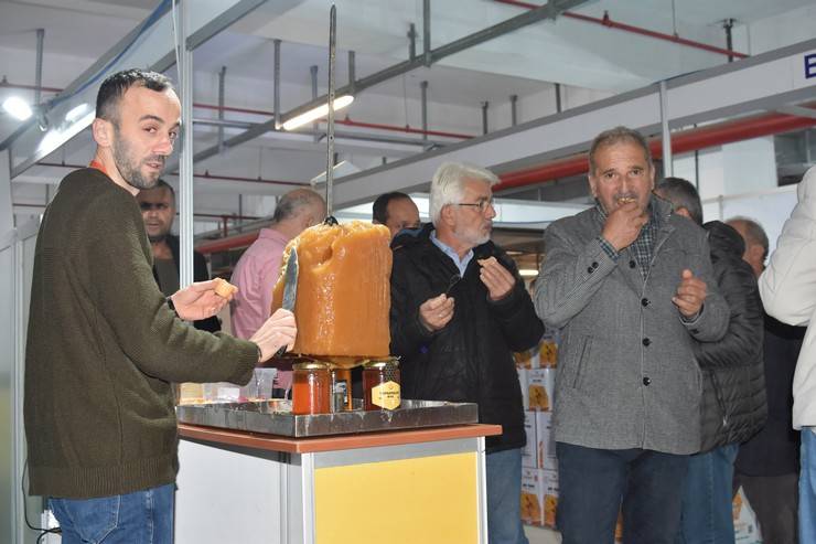 Arıcılık ve Arı Ürünleri Fuarı'nda 'bal döner'e ilgi 4