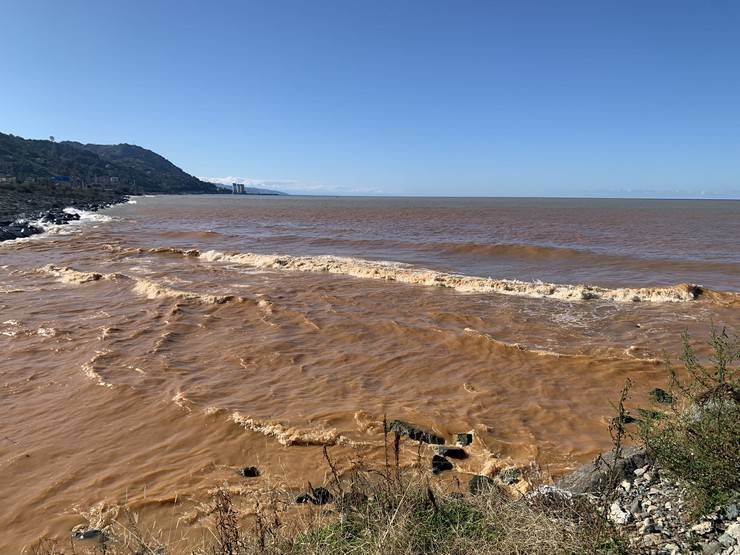 Rize'de sağanak sonrası çamurlu su nedeniyle denizin rengi değişti 1