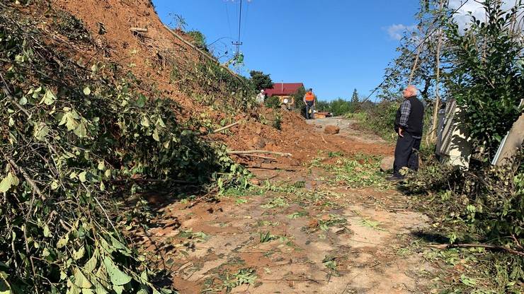 Rize'de sağanak sonrası çamurlu su nedeniyle denizin rengi değişti 3