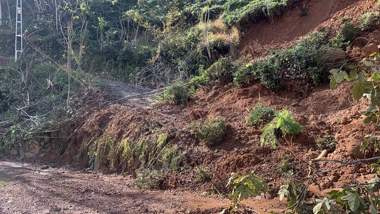 Rize'de sağanak sonrası çamurlu su nedeniyle denizin rengi değişti 6