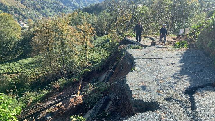 Rize'de sağanak sonrası çamurlu su nedeniyle denizin rengi değişti 7